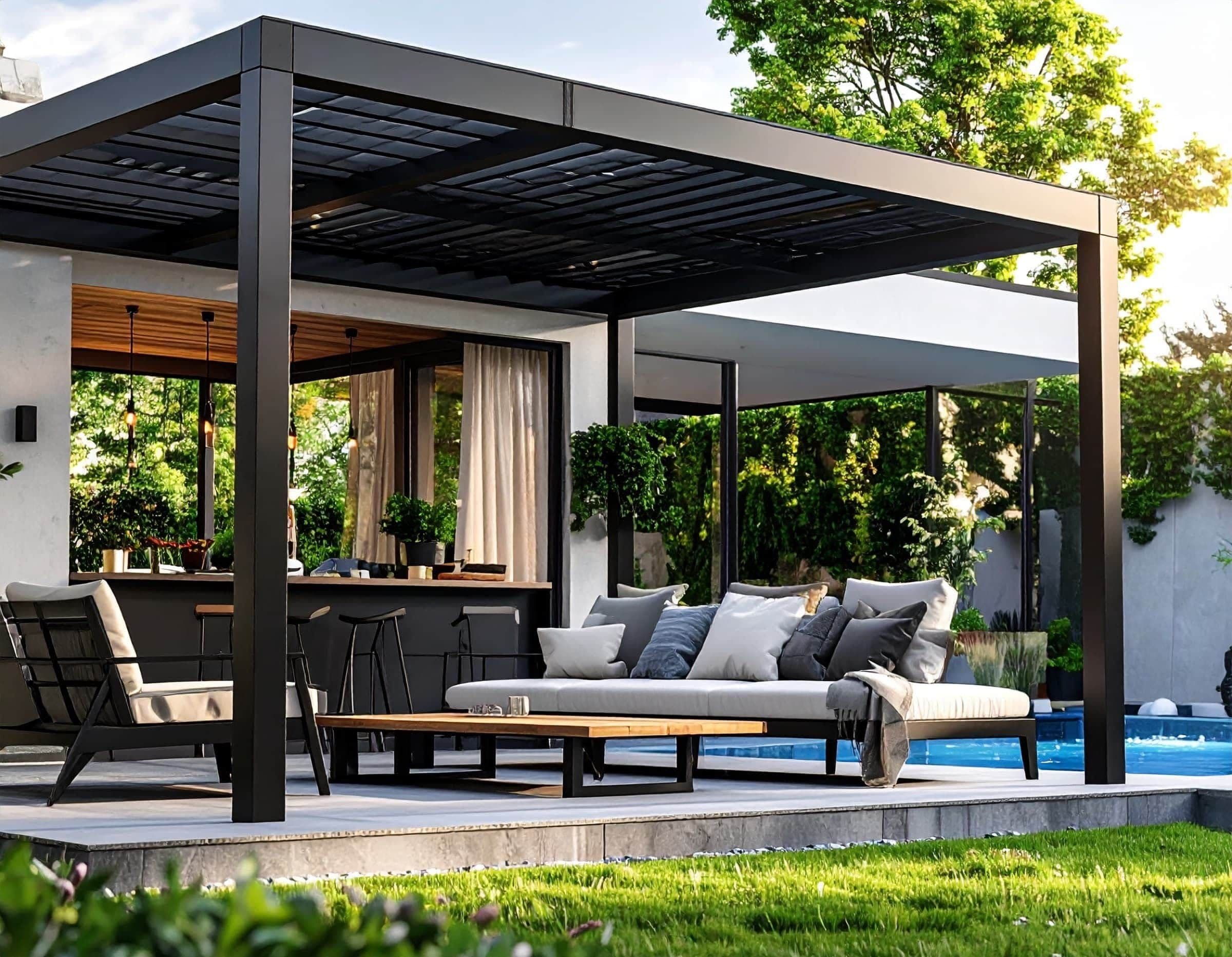 Svart bioklimatisk pergola vid pool med loungemöbler