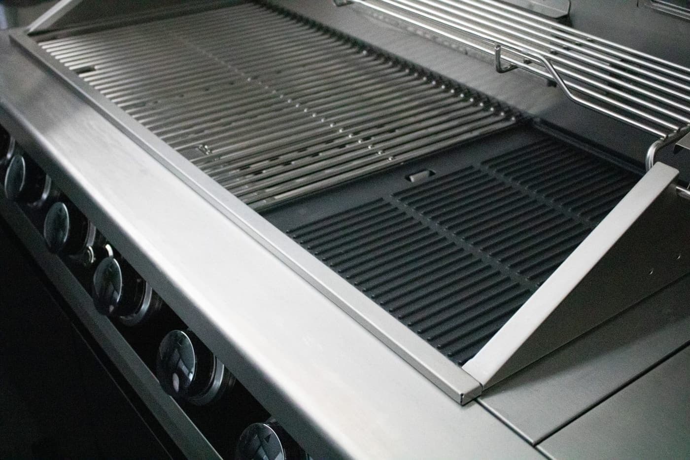 Grillgallret och stekhällen under det uppfällda locket, med varmhållningsgaller ovanför