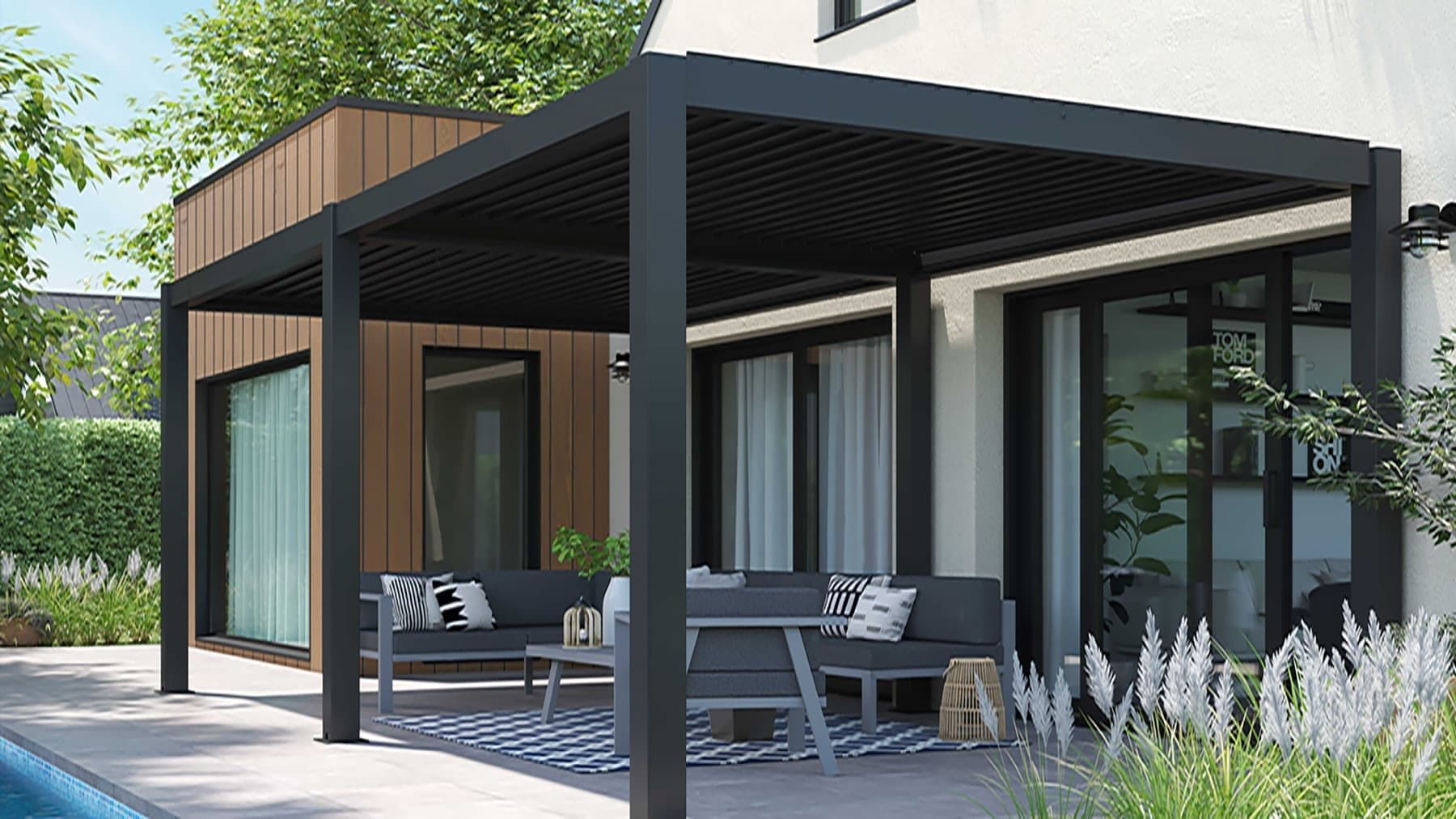 Fristående pergola i antracit med öppna taklameller intill ett trähus, med loungemöbler under taket