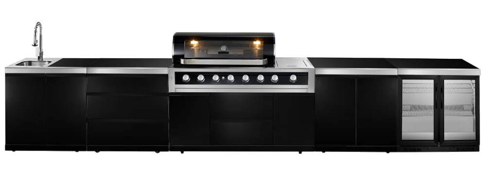 Komplett utekök i svart och rostfritt stål med diskho, lådor, gasolgrill med öppet lock och kylskåp med glasdörrar i en rad